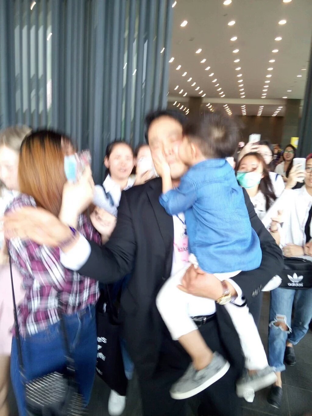 트와이스에게 뽀뽀하는 쌍둥이,경호원에게 뽀뽀하는 태오,삼둥이 뽀뽀 | 인스티즈