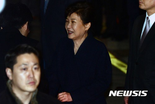 지지자들과 인사나누는 박근혜 | 인스티즈