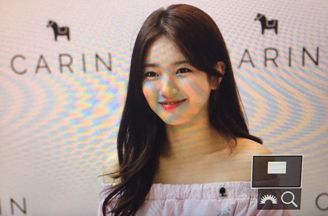 오늘자 수지가 단 배지 | 인스티즈