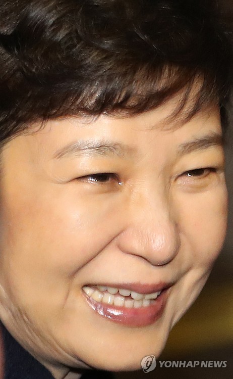 지지자들과 인사나누는 박근혜 | 인스티즈