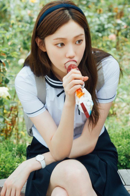 교복 입은 이성경 | 인스티즈