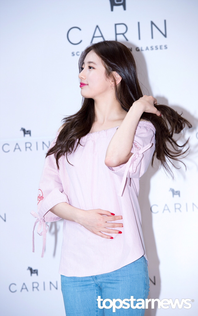오늘자 수지가 단 배지 | 인스티즈