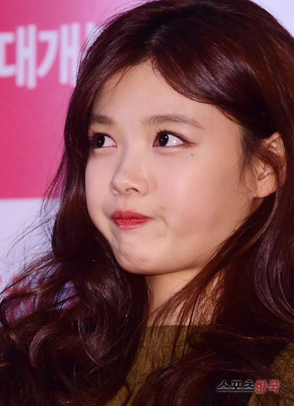 오늘자 시사회 김유정 | 인스티즈