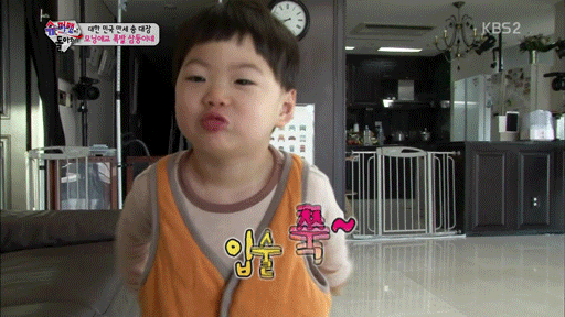 트와이스에게 뽀뽀하는 쌍둥이,경호원에게 뽀뽀하는 태오,삼둥이 뽀뽀 | 인스티즈
