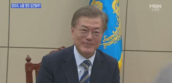 문재인대통령 선물받는 모습짤.GIF | 인스티즈