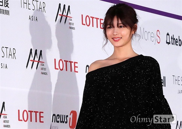 김유정 어깨 노출 | 인스티즈