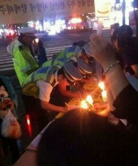 세월호 집회 행진 관련 너무나도 다른 광주경찰과 서울 경찰들의 집회현장 사진 | 인스티즈