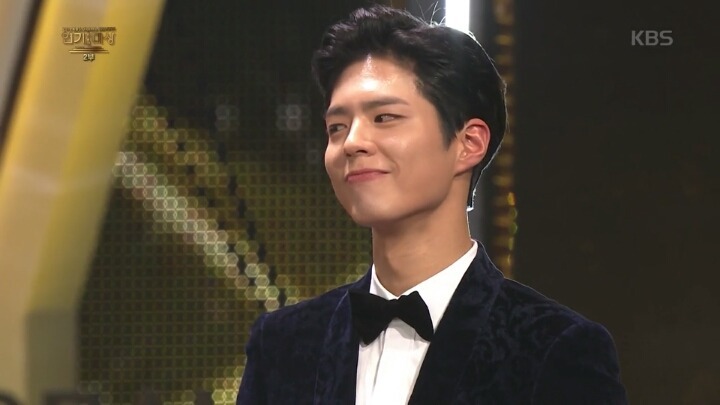 박보검 심기 불편한 표정.gif | 인스티즈