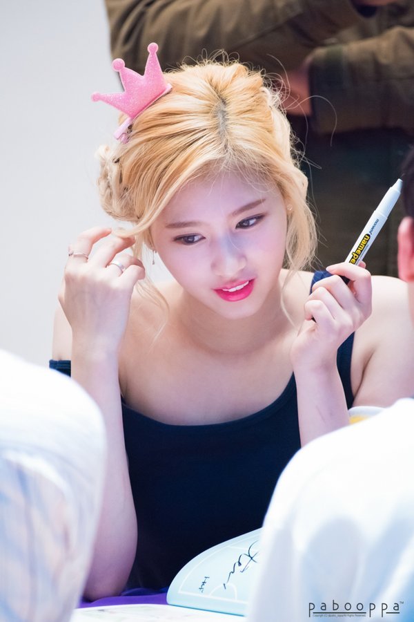 오늘자 미나토자키 사나 안추워요?.jpg | 인스티즈