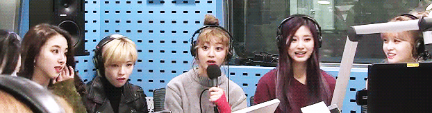 [twice] 오늘자 라디오에서 다현이 입크기 따라하는 트와이스.gif | 인스티즈