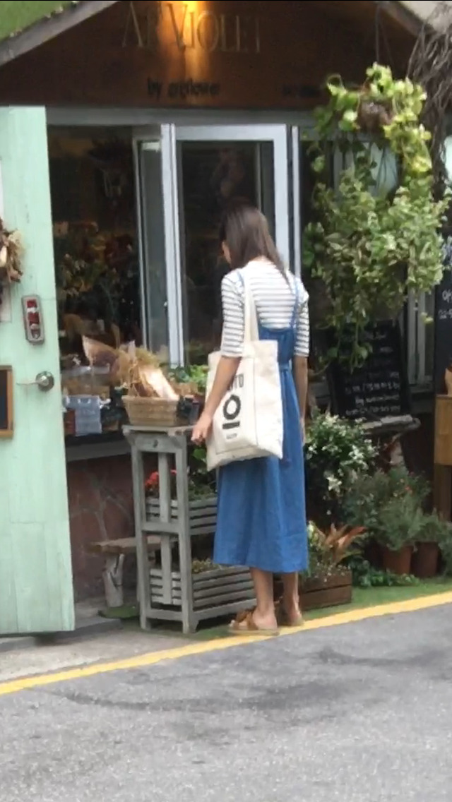 [정채연] 꽃집앞에서 꽃 구경하는 채연이 | 인스티즈
