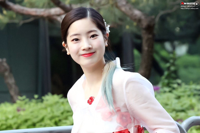 [트와이스] 찹쌀떡을 볼에 붙이고 다니는 다현이 | 인스티즈