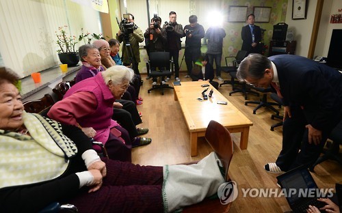 오늘 나눔의 집을 방문하여 위안부 피해자 할머니들을 위로하는 문재인 대표 | 인스티즈
