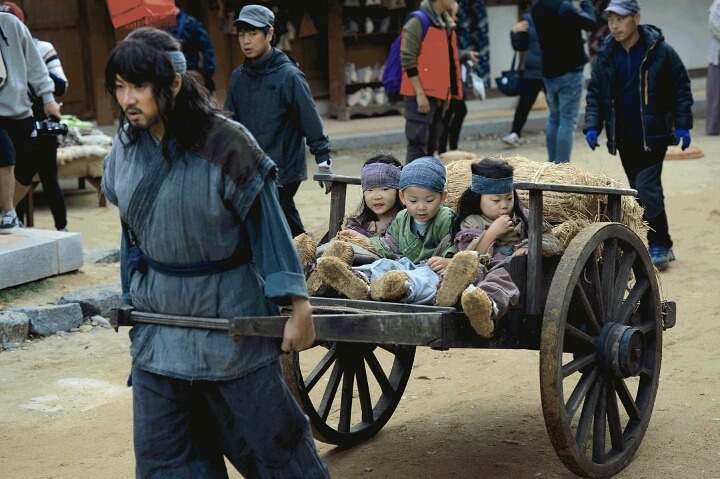 kbs 사극 장영실에 삼둥이 꼬마 거지로 특별출연함(현장사진 만세눈물연기) jpg | 인스티즈
