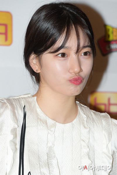 수지 피부가 좋다는 걸 느낄 수 있는 기사사진들 | 인스티즈