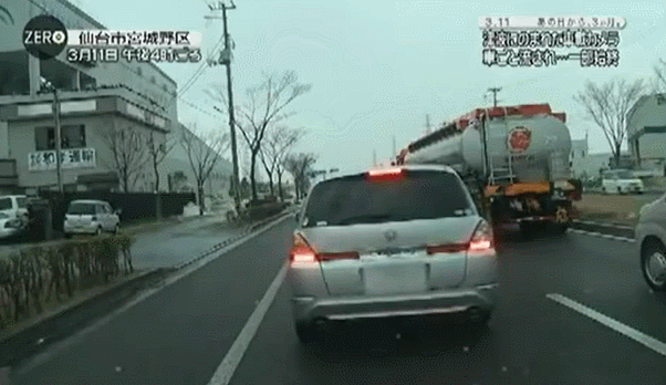 일본지진 당시 쓰나미에 속수무책으로 당하는 차안 상황.gif | 인스티즈
