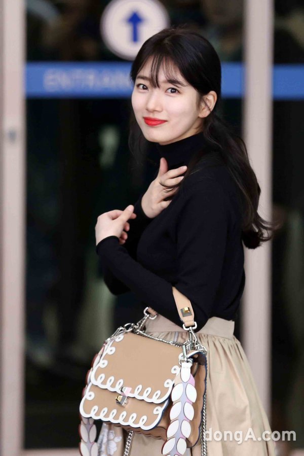 오늘자 같은곳 출국하는 수지 크리스탈.jpg | 인스티즈