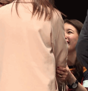 우는 팬 달래주는 수지.gif | 인스티즈