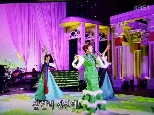 kbs1 가요무대 보는 엄마와 나.gif | 인스티즈