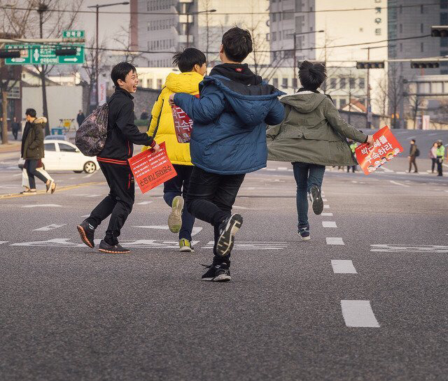 오늘자 교실에서 탄핵심판 보는 학생들 | 인스티즈