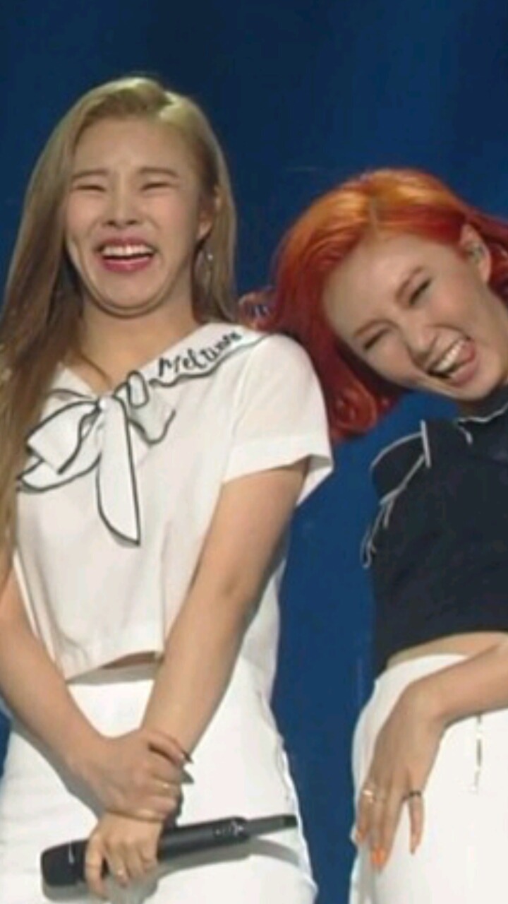 청각장애인 팬에게 수화로 답해주는 마마무 화사 휘인.gif | 인스티즈