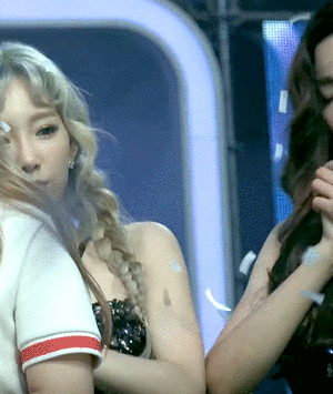 티파니가 시키면 다하는 태연 ㅋㅋ.gif | 인스티즈