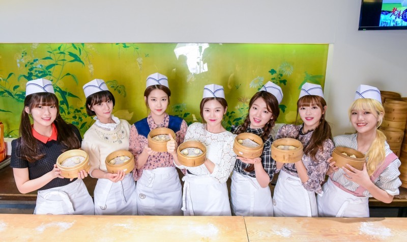 오마이걸 대만에서 만두 만들면서 찍은 사진들.JPG | 인스티즈
