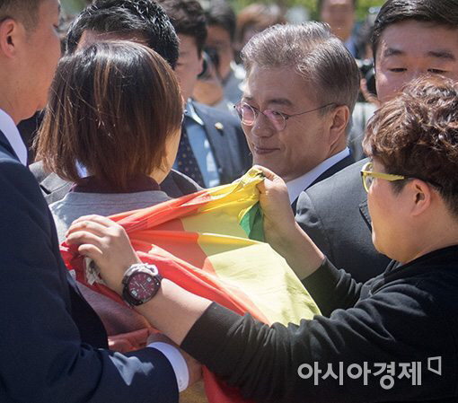 문재인, 안보 행보 발표중 재를 뿌린 성소수자 난입 사진 | 인스티즈