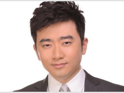 어머니뻘 고위간부 부인 20명과 불륜을 저지르며 거액의 재산을 축척한 중국 앵커.jpg | 인스티즈