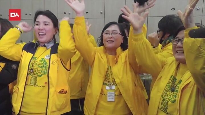 탄핵 가결 후 세월호 유가족들을 찾아간 박주민의원 | 인스티즈