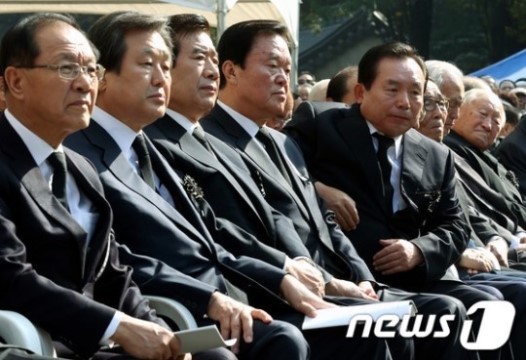 박정희 추도식에 여러번 참석한 박근혜와 은지원 | 인스티즈