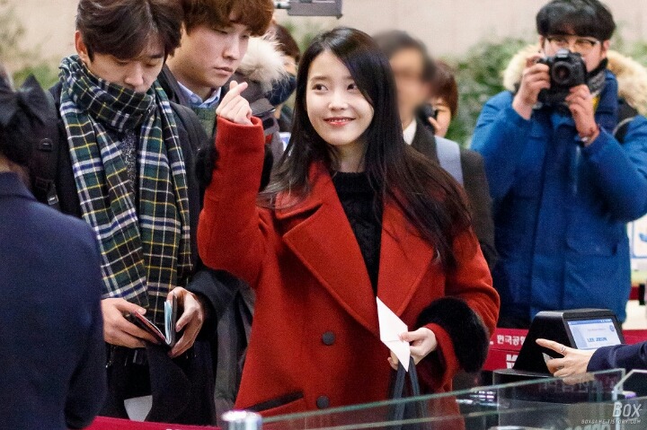 빨간 코트 코디한 아이유.jpg | 인스티즈