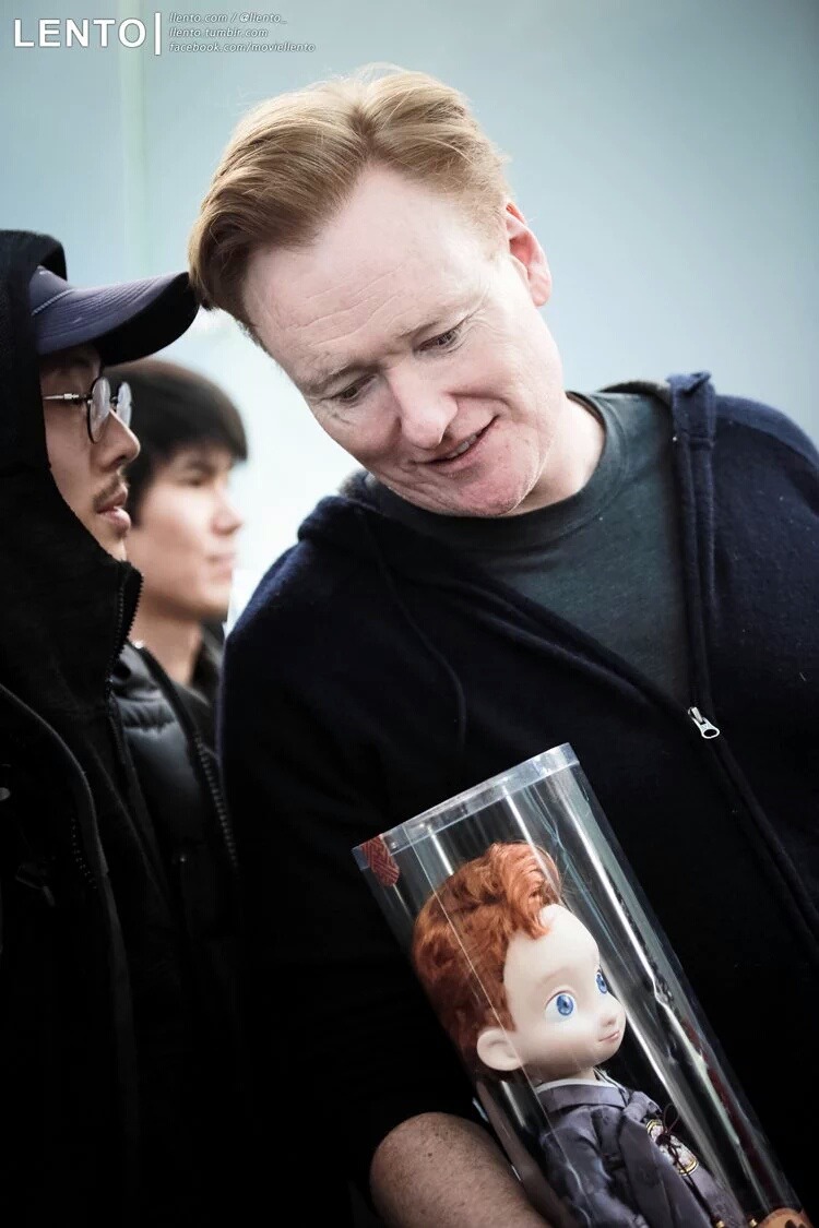 코난이 오늘 공항에서 선물받은 인형 | 인스티즈
