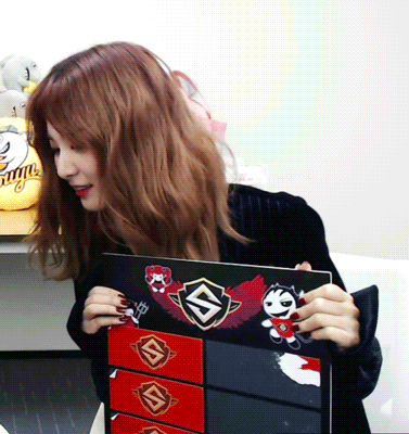 [레드벨벳] 고기에 눈을 떼지 못하는 슬기.gif | 인스티즈