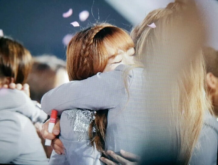 [프로듀스101] 순위 발표가 모두 끝나고 꽃가루 날릴때 안겨서 우는 한혜리 | 인스티즈