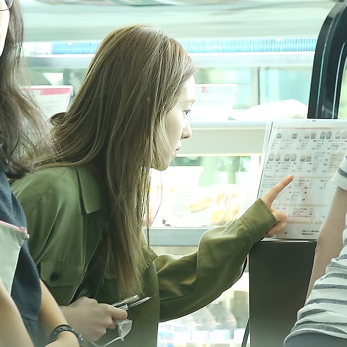 [레드벨벳] 공항 면세점 장보는 아이린.jpg | 인스티즈