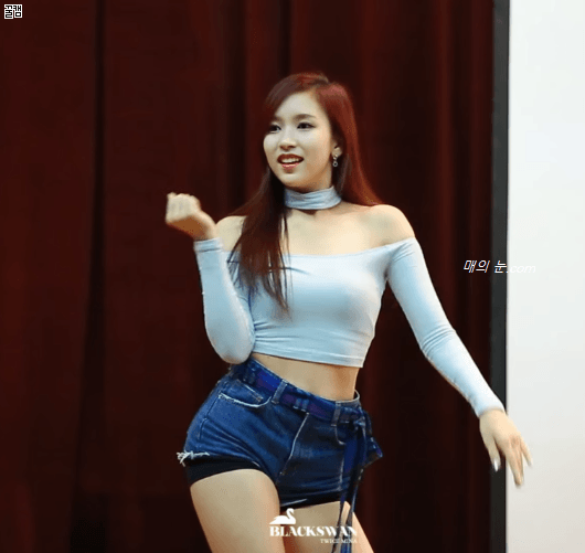 의상이 ㄷㄷ한 트와이스 미나.gif | 인스티즈