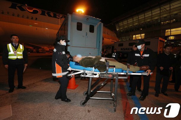 폭행 당한 기자 입국 사진들.jpg | 인스티즈