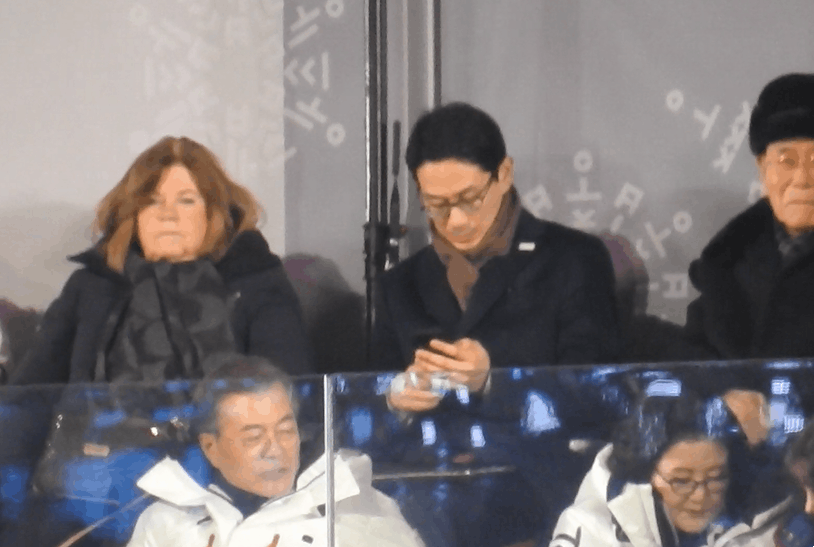 문재인 대통령의 다급한 노크 | 인스티즈