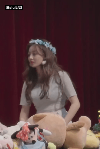 스트레칭하는 지효.gif | 인스티즈