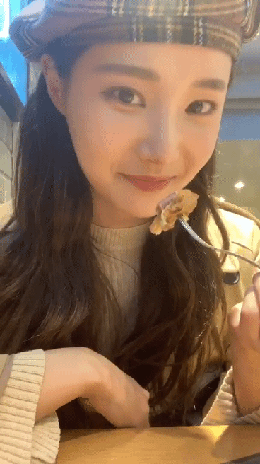 어제 3주년 기념 인스타 라이브한 모모랜드 연우(2).gif | 인스티즈