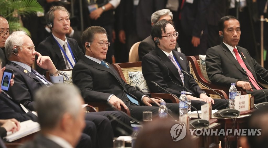 APEC 비공식 대화 회의장에서 문재인 대통령 | 인스티즈