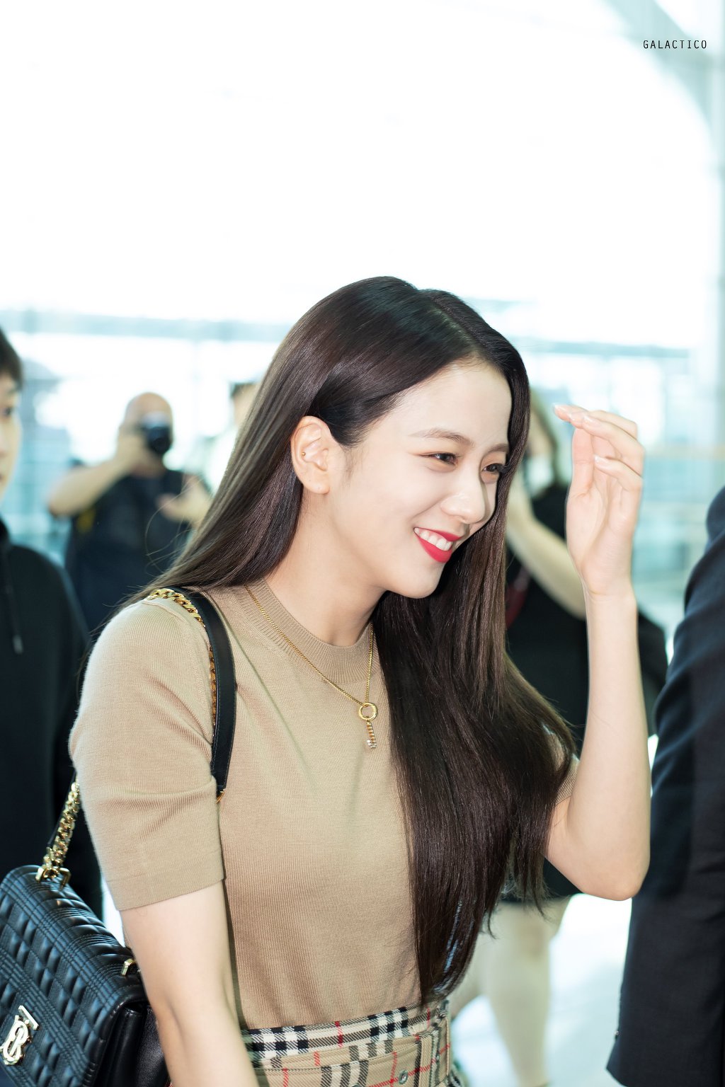 런던패션위크 참석하러 출국한 블랙핑크 지수.jpgif | 인스티즈