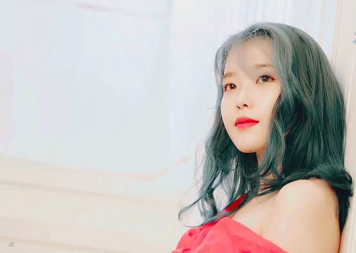 2020시그 촬영하는 아이유.gif | 인스티즈