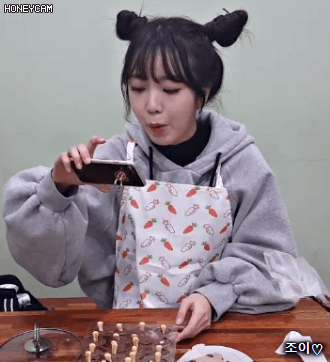 오늘 브이앱 뿌까머리하고 지옥의 초코송이과자 만드는 퀵소희 ㅋㅋㅋ.gif | 인스티즈