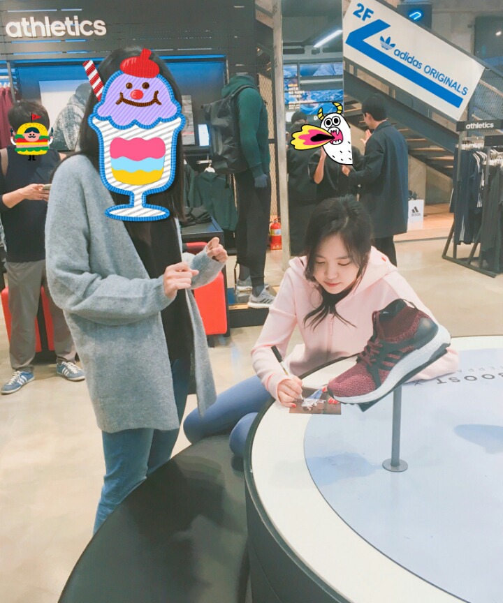 아디다스 매장 방문한 손나은.jpg | 인스티즈