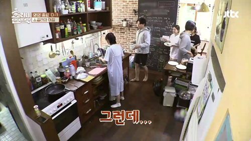 [효리네민박] 설거지 사수하는 아이유. jpgif | 인스티즈