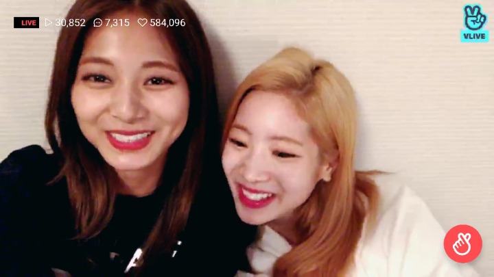 방금 오랜만에 브이앱 켠 트와이스 다현&쯔위 | 인스티즈