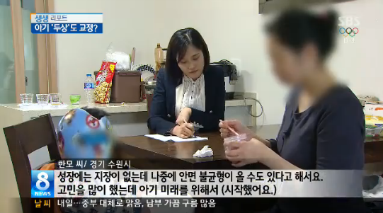 어린아이들에게 두상교정기를 씌우는 애엄마들 | 인스티즈