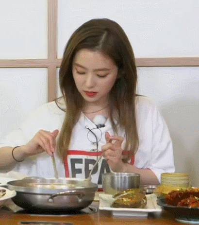 동생들 생선 살 발라주는 아이린.gif | 인스티즈